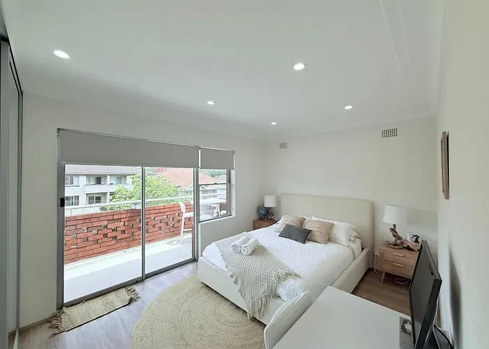 Coogee Sunrise 2 Bed Apt With Parking, Work Desks & Balcony